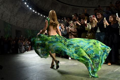 vestito verde indossato da jennifer lopez di donatella versace|donatella versace green dress.